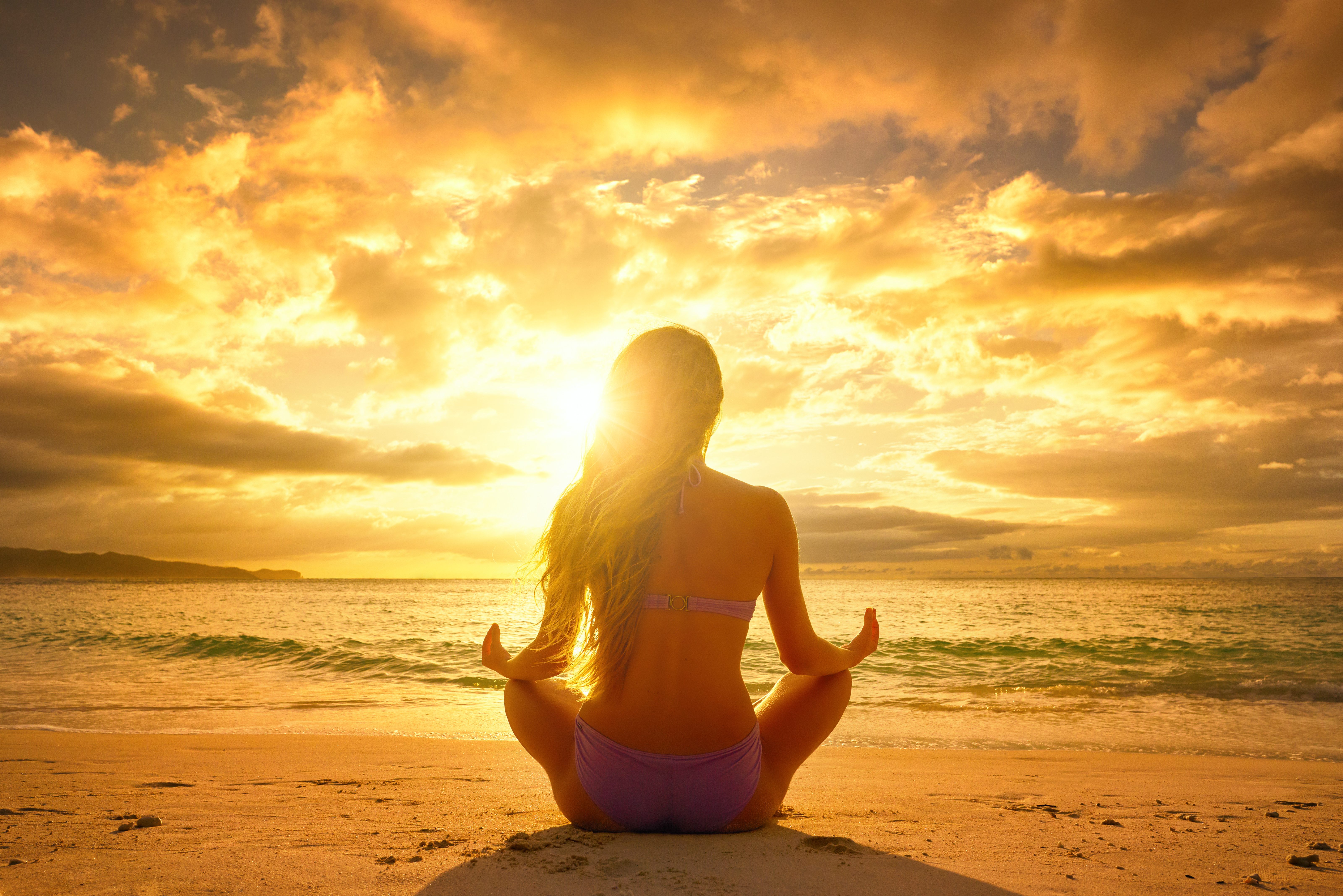 Берега пробуждения. Девушка медитирует на берегу. Медитация на закате. Медитация на берегу моря. Девушка и солнце.